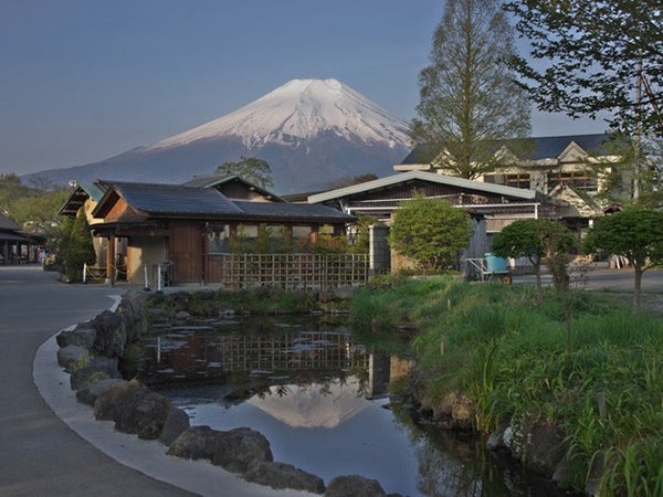 ■【山梨】ざっ!ゴールデンコンビで大盤振舞♪ 海鮮浜焼き&いちご狩り食べ放題!世界遺産にクロワッサンの詰め放題!どどーんと詰め込み満腹満足バスツアー!1